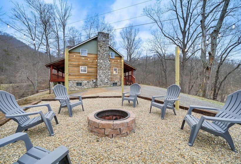 Cozy Log Cabin In Canton: Close To Hikes!