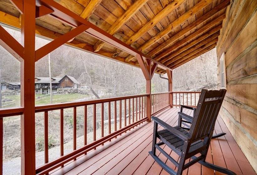Cozy Log Cabin In Canton: Close To Hikes!