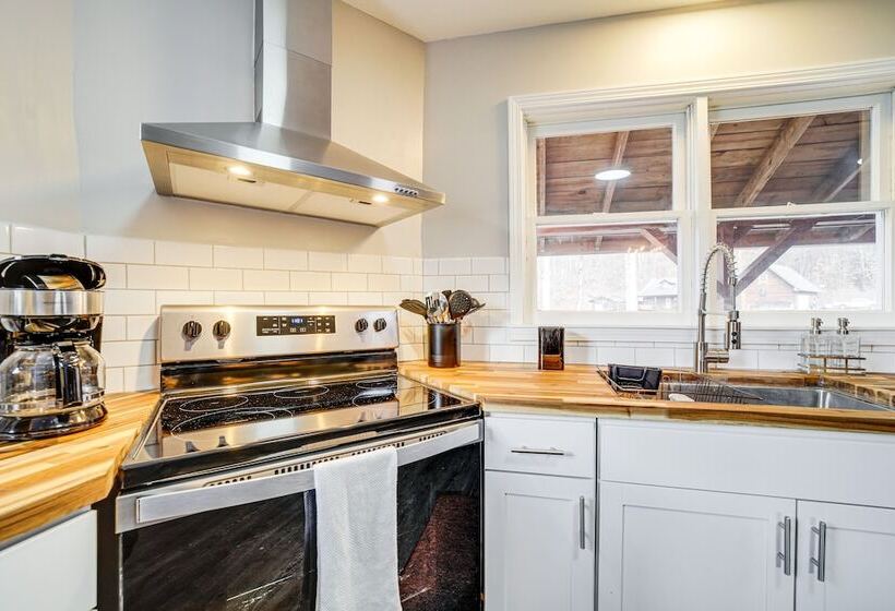 Cozy Log Cabin In Canton: Close To Hikes!