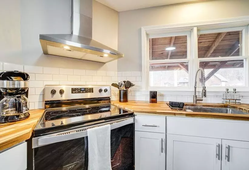 Cozy Log Cabin In Canton: Close To Hikes!