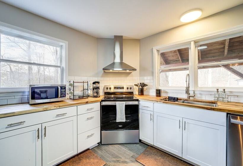 Cozy Log Cabin In Canton: Close To Hikes!