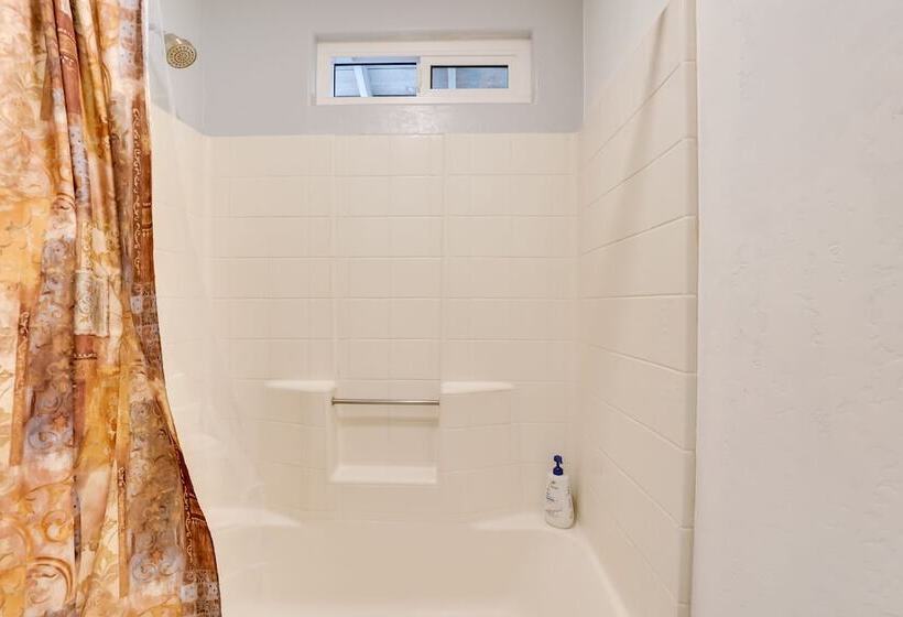 Idyllic Vista Guest House W/ Deck & Stunning Views