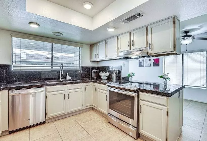 Peoria Home ~ 8 Mi To State Farm Stadium!