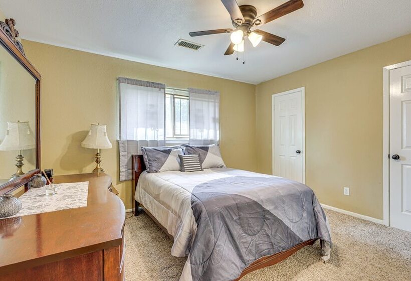 Quiet Houston Home W/ Porch   Near Park & Trails!