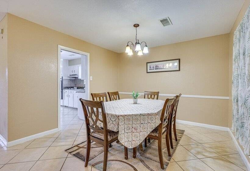 Quiet Houston Home W/ Porch   Near Park & Trails!