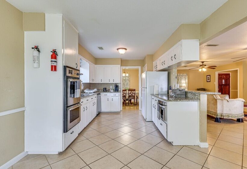 Quiet Houston Home W/ Porch   Near Park & Trails!