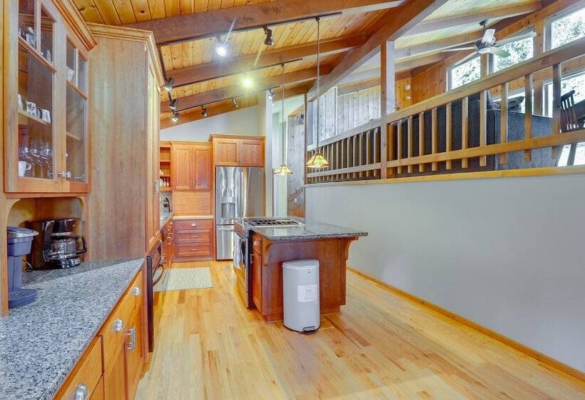 Spacious Colfax Cabin Near Rollins Lake