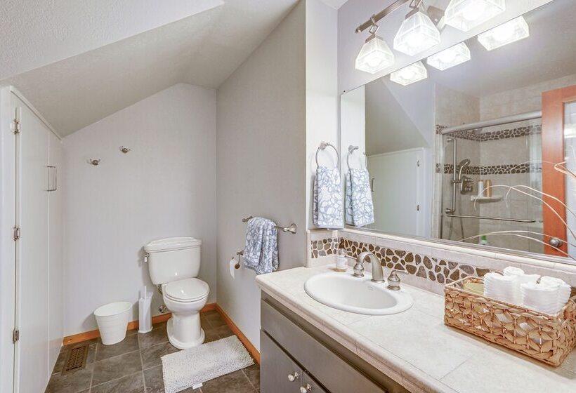 Spacious Colfax Cabin Near Rollins Lake