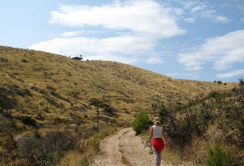 پانسیون Room In House   S1   Double Room With Ensuite Bathroom And Balcony In The Centre Of Jelsa, Hvar