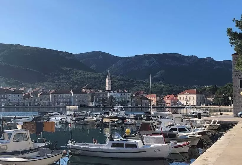 پانسیون Room In House S1 Double Room With Ensuite Bathroom And Balcony In The Centre Of Jelsa, Hvar