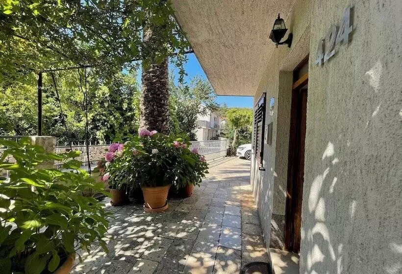 پانسیون Room In House S1 Double Room With Ensuite Bathroom And Balcony In The Centre Of Jelsa, Hvar