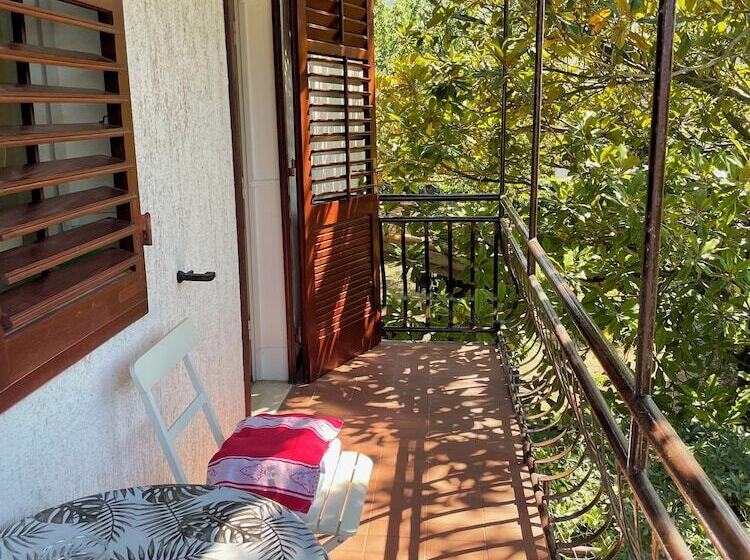 پانسیون Room In House   S1   Double Room With Ensuite Bathroom And Balcony In The Centre Of Jelsa, Hvar