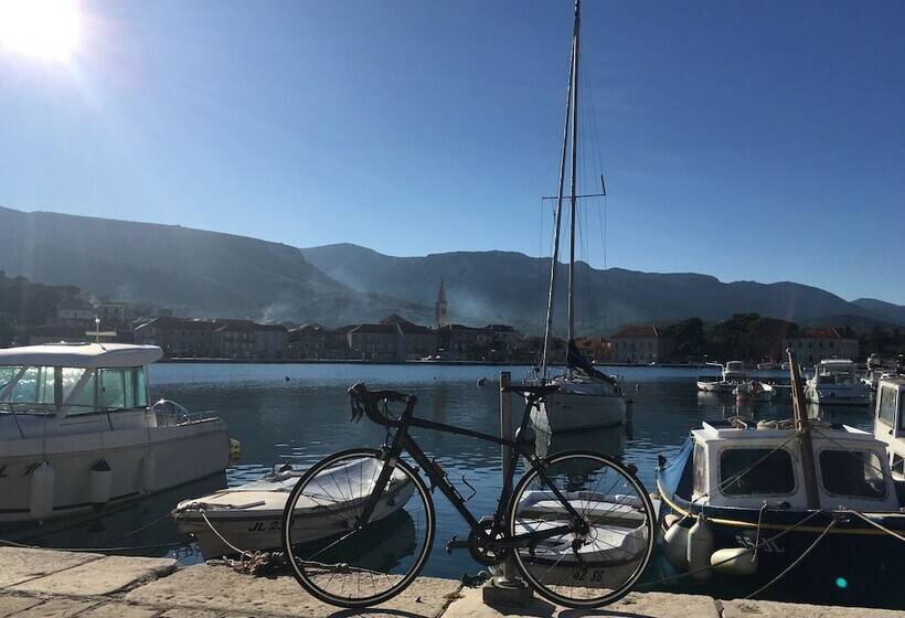 پانسیون Room In House   S1   Double Room With Ensuite Bathroom And Balcony In The Centre Of Jelsa, Hvar