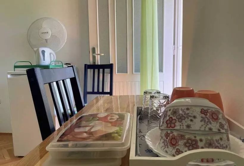 پانسیون Room In House S1 Double Room With Ensuite Bathroom And Balcony In The Centre Of Jelsa, Hvar