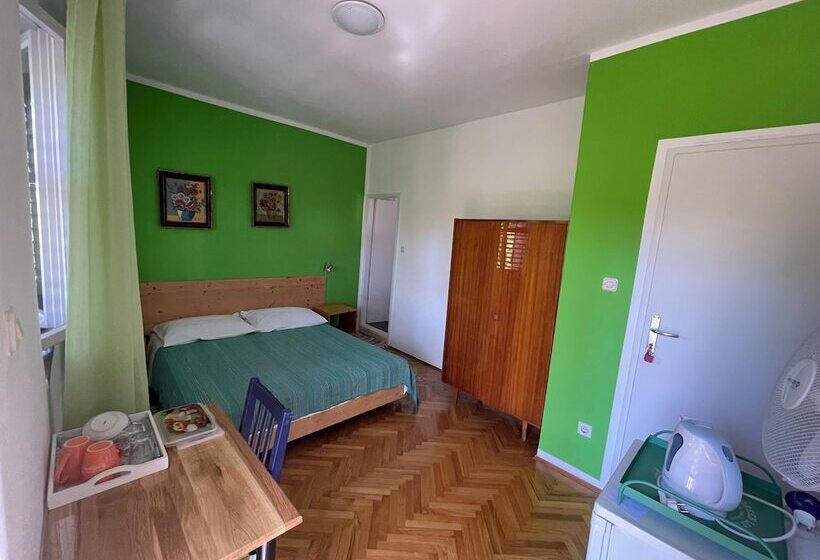 پانسیون Room In House   S1   Double Room With Ensuite Bathroom And Balcony In The Centre Of Jelsa, Hvar