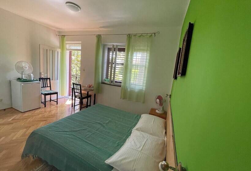 پانسیون Room In House   S1   Double Room With Ensuite Bathroom And Balcony In The Centre Of Jelsa, Hvar