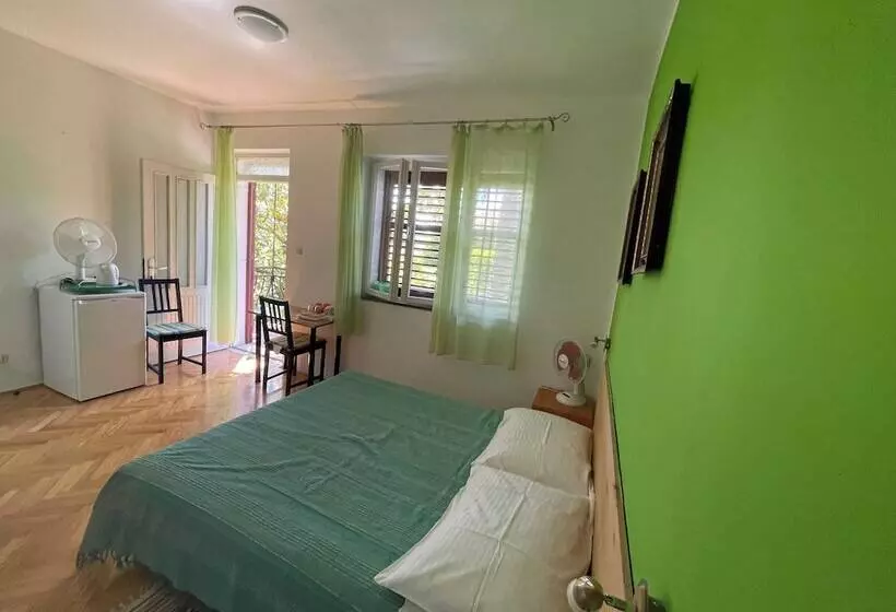 پانسیون Room In House S1 Double Room With Ensuite Bathroom And Balcony In The Centre Of Jelsa, Hvar