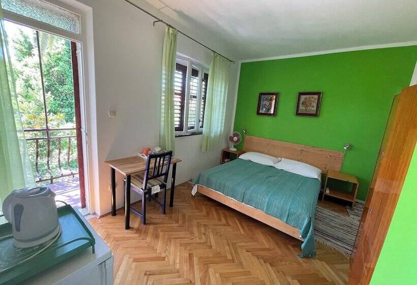 پانسیون Room In House   S1   Double Room With Ensuite Bathroom And Balcony In The Centre Of Jelsa, Hvar