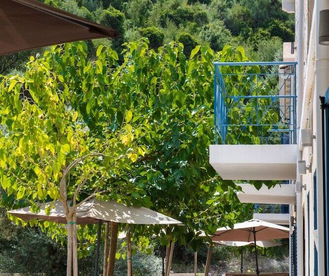 Ilianthos Apartments & Studios