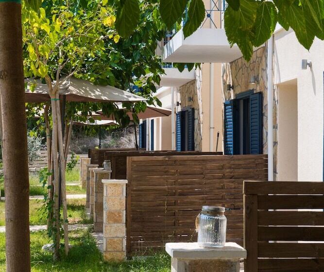 Ilianthos Apartments & Studios