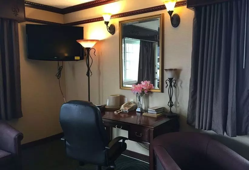 Track & Turf Motel