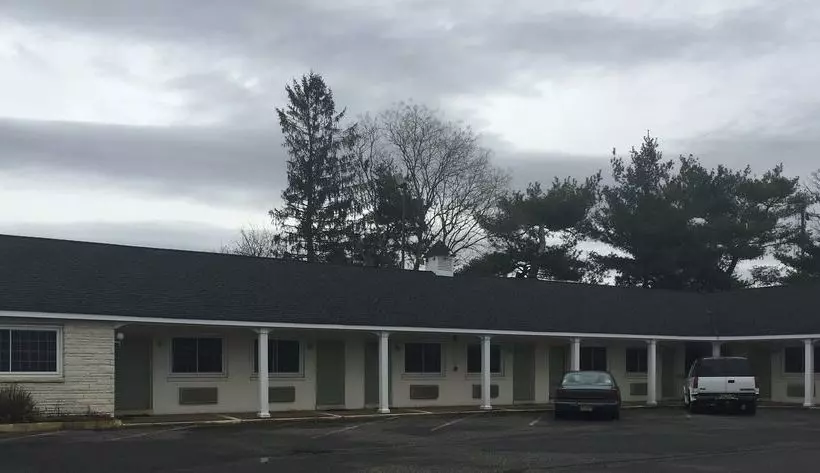 Track & Turf Motel
