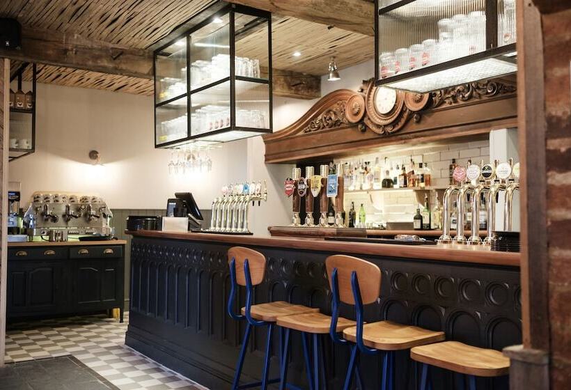 فندق Head Of The River