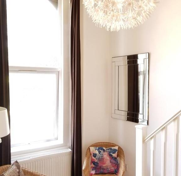 בית מלון כפרי London Full House