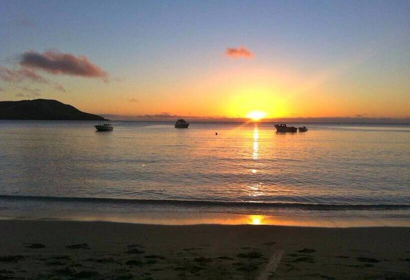 בית מלון כפרי Blue Lagoon Beach Resort