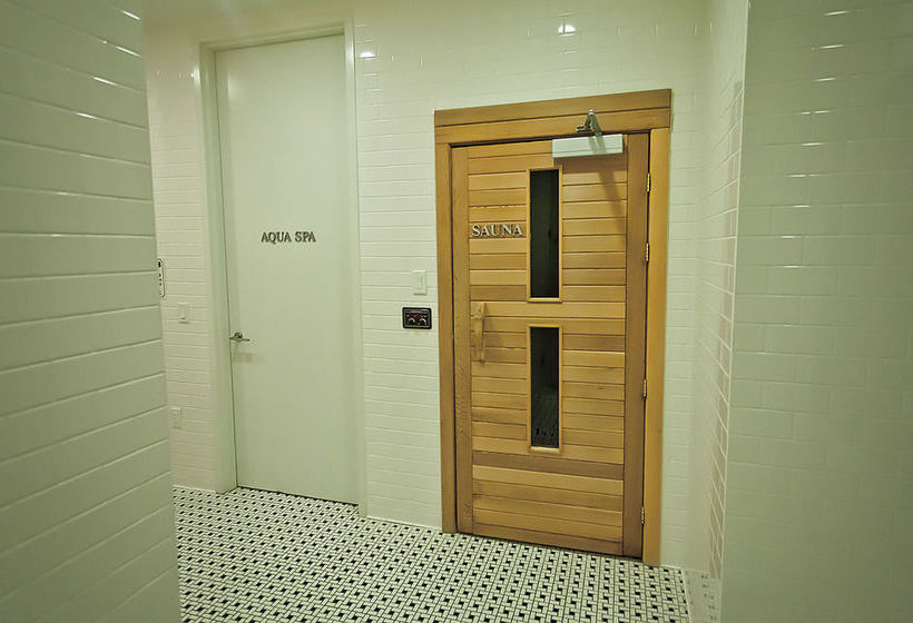 Red Maple Suites  Blue Jays Way