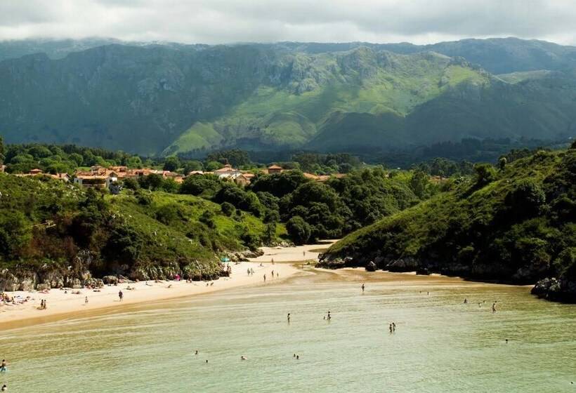 Y Apartamentos El Camín