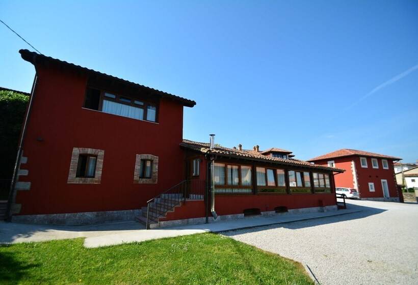 Y Apartamentos El Camín