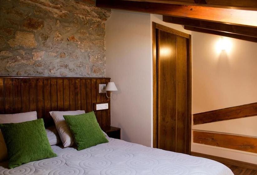 Y Apartamentos El Camín