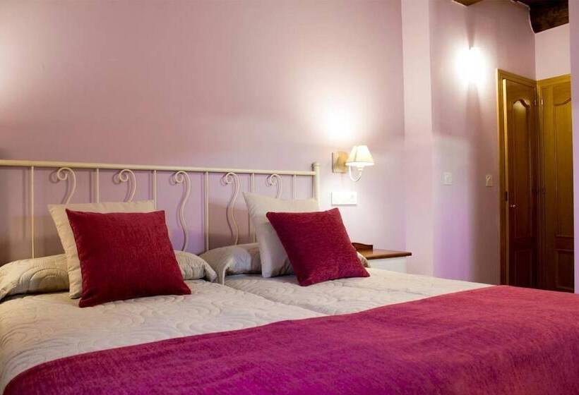 Y Apartamentos El Camín