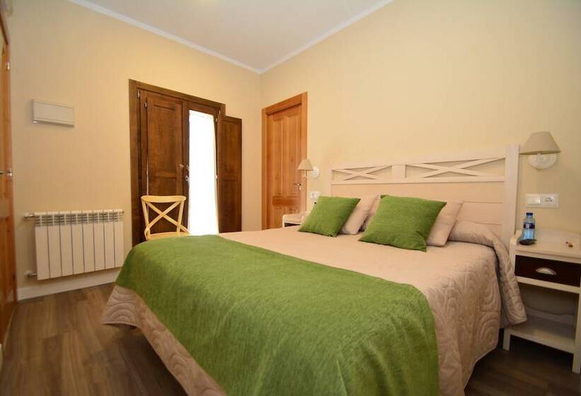 Y Apartamentos El Camín