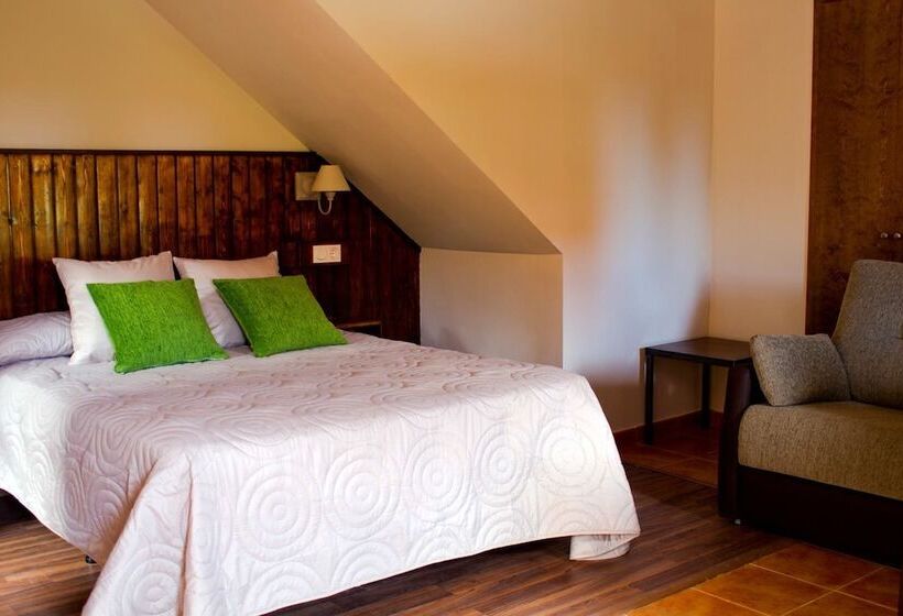 Y Apartamentos El Camín