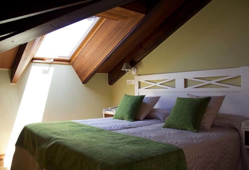 Y Apartamentos El Camín