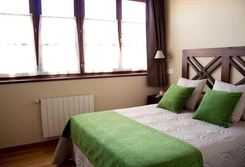 Y Apartamentos El Camín