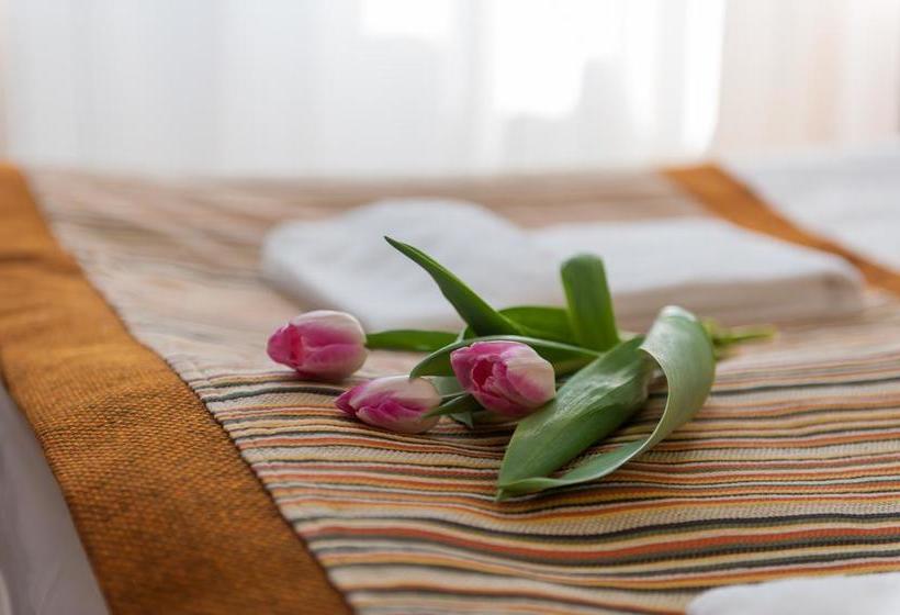 בית מלון כפרי Garden Hills 2