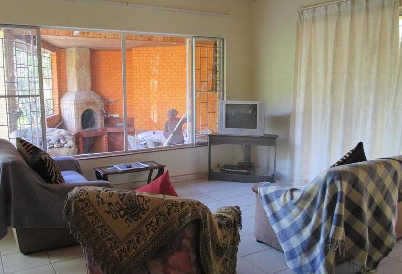 הוסטל Old Vic Travellers Inn Nelspruit