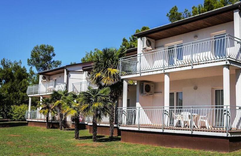 هتل Ai Pini Medulin Resort