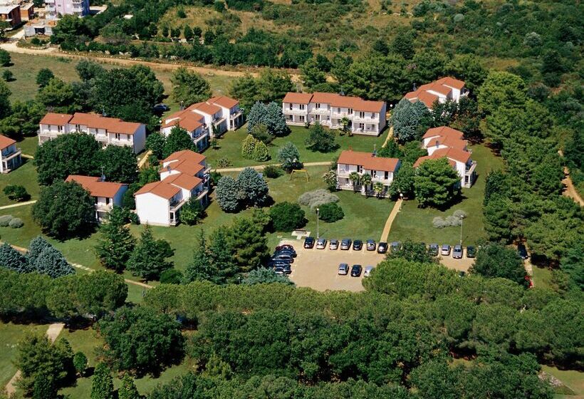 هتل Ai Pini Medulin Resort