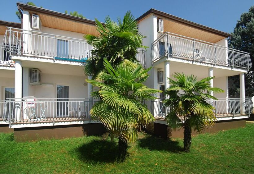 هتل Ai Pini Medulin Resort