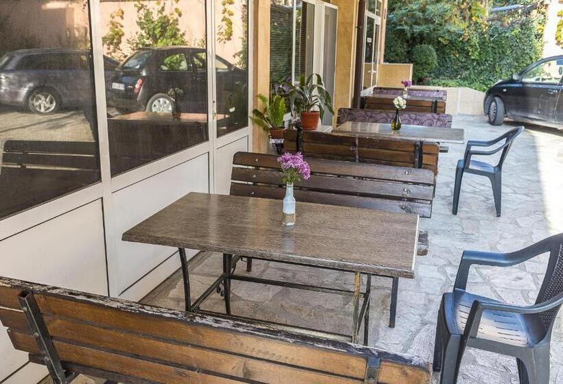 פנסיון къща за гости мони