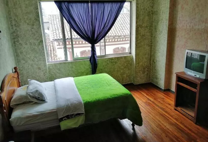 ペンション La Perla Cuencana Hostal