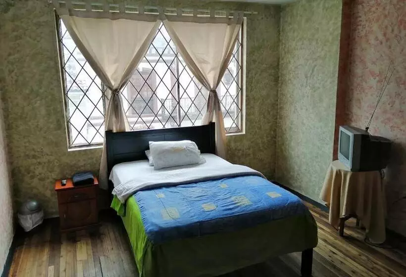 ペンション La Perla Cuencana Hostal