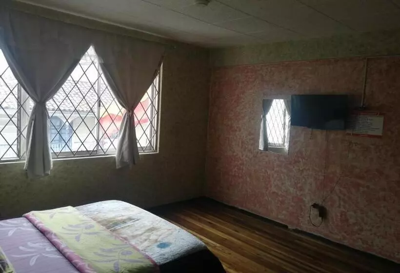 ペンション La Perla Cuencana Hostal