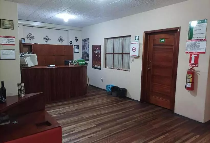 ペンション La Perla Cuencana Hostal