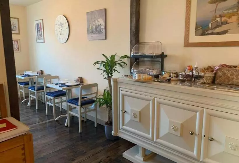 Aamiaismajoitus (B&B) Chateau De Chambres Mont St Michel