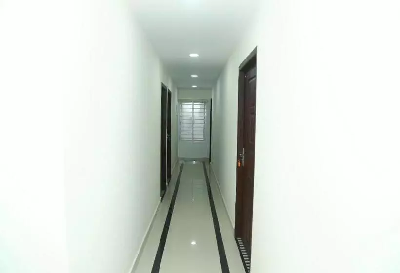 Hotelli Airport Cochin Royal Residency